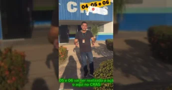 Homem divulgando regularização fundiária no CRAS Sol Nascente, Nova Lacerda. Créditos: cidesavaledoguapore