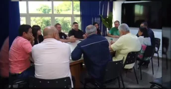Vereadores e representantes do executivo de Barra do Bugres em reunião. Créditos: prefeiturabarradobugres / Instagram