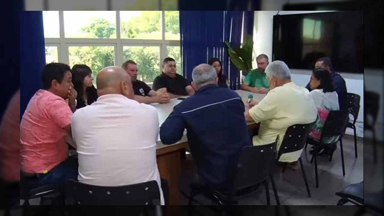 Vereadores e representantes do executivo de Barra do Bugres em reunião. Créditos: prefeiturabarradobugres / Instagram