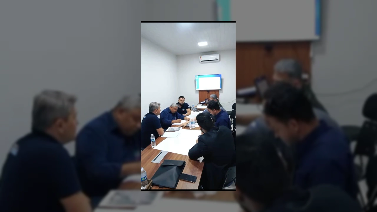 Reunião de segurança na Prefeitura de Arenápolis para planejamento de novas câmeras. Créditos: Prefeitura Municipal de Arenápolis / Instagram
