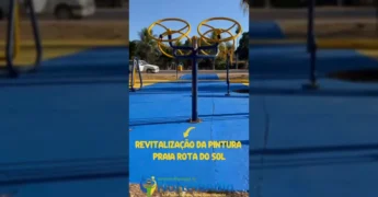 Imagem da revitalização da Praia Rota do Sol em Nortelândia, mostrando a nova pintura azul e amarela no chão e bancos brancos. Créditos: Prefeitura Municipal De Nortelândia / Instagram.