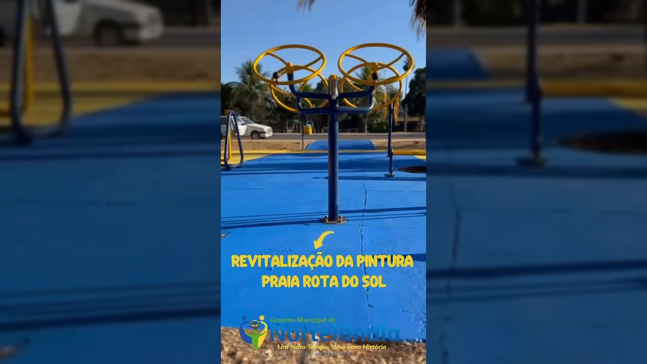Imagem da revitalização da Praia Rota do Sol em Nortelândia, mostrando a nova pintura azul e amarela no chão e bancos brancos. Créditos: Prefeitura Municipal De Nortelândia / Instagram.