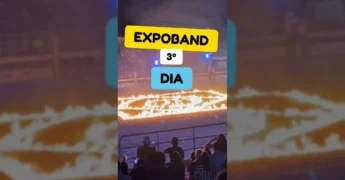 Arena de rodeio com efeitos de fogo e grande público na ExpoBand em Nova Bandeirantes, MT. Créditos: Prefeitura de Nova Bandeirantes / Instagram