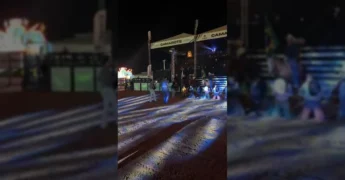 Arena de rodeio em Santa Carmem durante a noite, com luzes e pessoas em homenagem ao Dia dos Pais e à tradição. Créditos: Prefeitura de Santa Carmem / Instagram