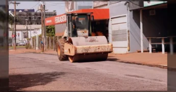 Rolo compactador e equipe trabalhando em obra de drenagem em Vila Rica, Mato Grosso. Créditos: Governo de Vila Rica-MT / Instagram