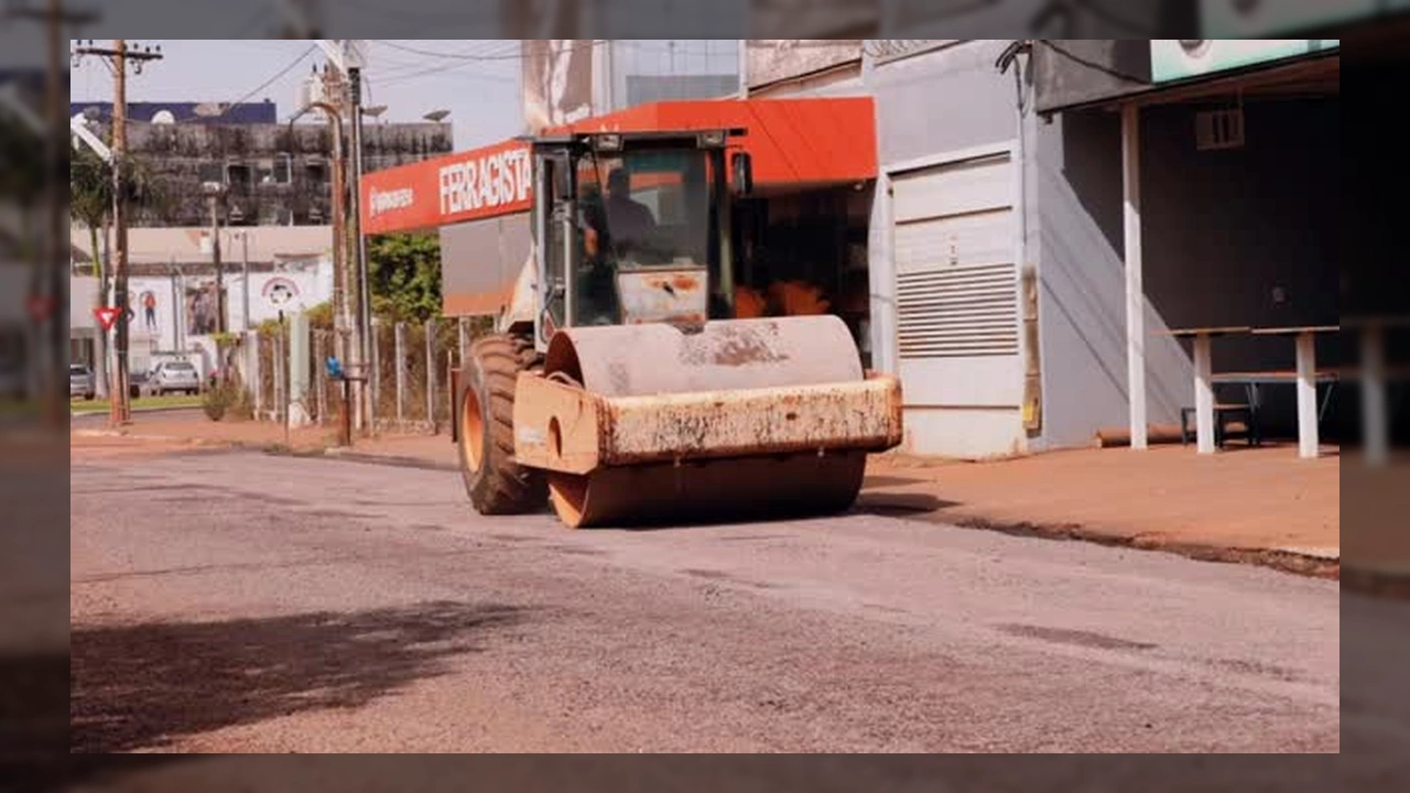 Rolo compactador e equipe trabalhando em obra de drenagem em Vila Rica, Mato Grosso. Créditos: Governo de Vila Rica-MT / Instagram