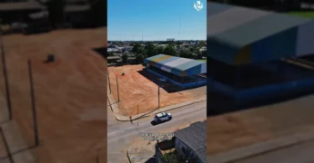 Imagem da Polícia Militar de Vera e da Secretária de Assistência Social Amanda Marques na quadra do Bairro Princesa Isabel durante os preparativos do evento - Créditos: Prefeitura Municipal de Vera / Instagram