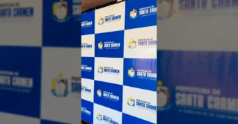 Imagens do stand da Prefeitura de Santa Carmem na Expocarmem 2025, mostrando mesas, cadeiras e decorações, com créditos à Prefeitura de Santa Carmem no Instagram.