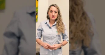 Mulher apresenta os benefícios do SUAS regulamentados em São José do Rio Claro, mostrando urnas, translado, cesta básica e passagens / Instagram