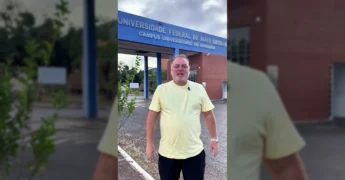 Professor Márcio de Andrade da UFMT Campus Araguaia com arte de sucata, representando o Prêmio Educador Transformador do Sebrae Mato Grosso.