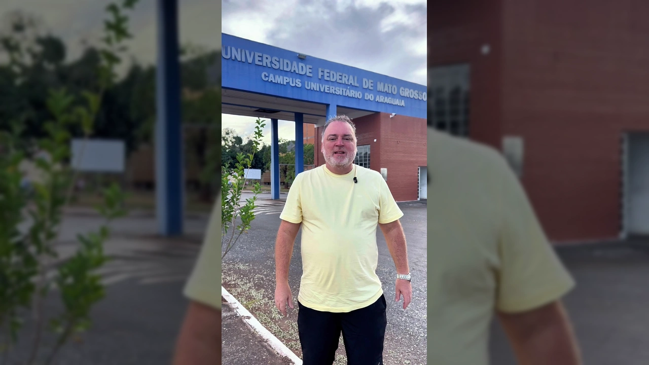 Professor Márcio de Andrade da UFMT Campus Araguaia com arte de sucata, representando o Prêmio Educador Transformador do Sebrae Mato Grosso.