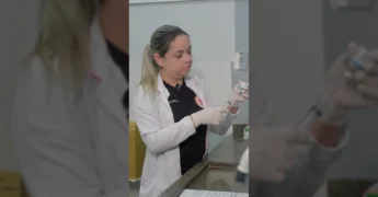 Equipe de saúde de Nova Olímpia em diversas funções, destacando o atendimento humano e a paixão pela profissão. Créditos: Instagram @saudenovaolimpia