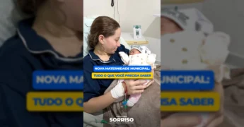 Mulher com cabelo castanho, vestindo um vestido azul claro, falando sobre a maternidade de Sorriso. Créditos: Prefeitura de Sorriso / Instagram.