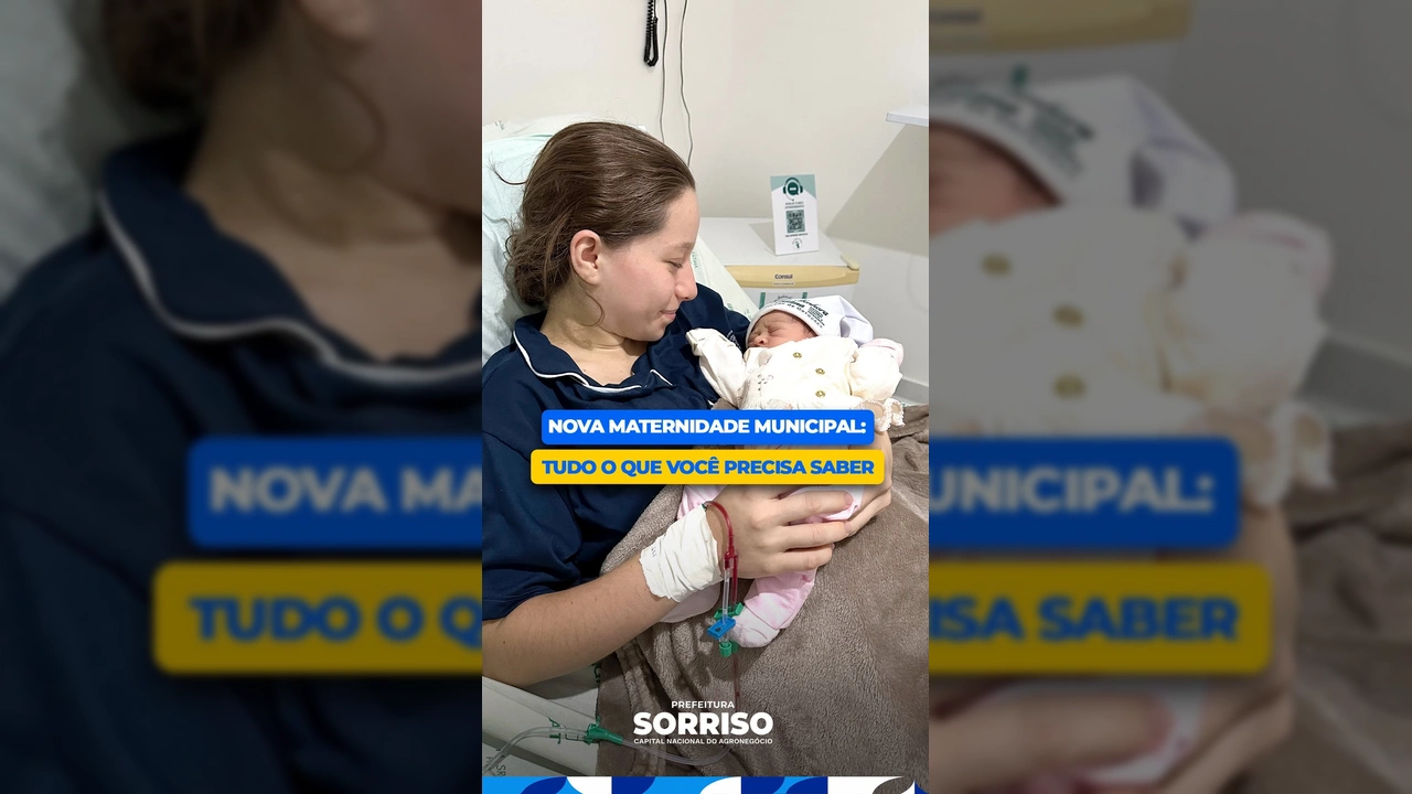 Mulher com cabelo castanho, vestindo um vestido azul claro, falando sobre a maternidade de Sorriso. Créditos: Prefeitura de Sorriso / Instagram.