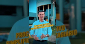 Homem de camisa branca, o Secretário Wilton Fach, em frente à prefeitura de Nova Mutum, explicando sobre os processos seletivos. Crédito: Prefeitura de Nova Mutum / Instagram