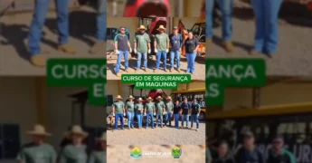Grupo de servidores de Campos de Júlio em treinamento prático de manutenção e segurança de máquinas agrícolas, com um trator vermelho ao fundo. Crédito: Prefeitura Municipal de Campos de Júlio - MT / Instagram.