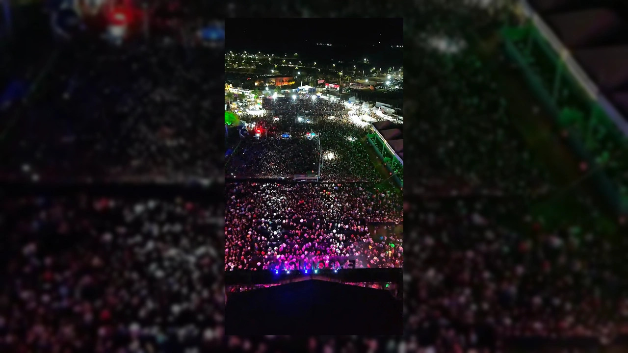 Visão aérea do palco e da multidão no show de Gusttavo Lima na Expolucas 2025 em Lucas do Rio Verde. Créditos: lucasdorioverdeagora / Instagram.