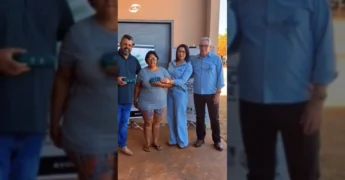 Moradores da Gleba Mercedes V recebendo óculos gratuitos em Sinop. Crédito: SINDICATO RURAL DE SINOP / Instagram