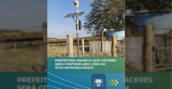 Imagem de uma estação meteorológica com painéis solares em campo aberto, com o céu azul e árvores ao fundo. Crédito: Prefeitura de Cáceres / Instagram.