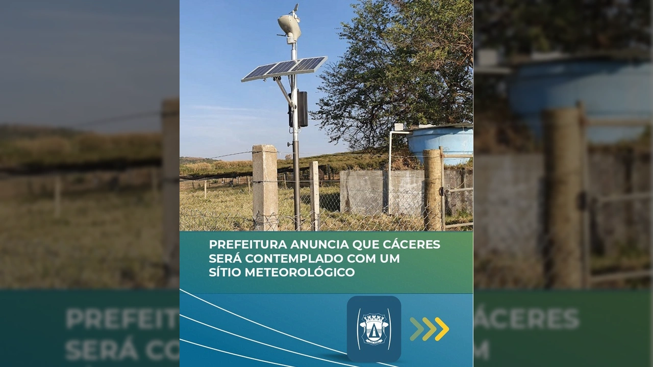 Imagem de uma estação meteorológica com painéis solares em campo aberto, com o céu azul e árvores ao fundo. Crédito: Prefeitura de Cáceres / Instagram.
