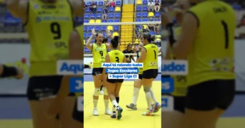 Atletas e torcida celebrando nos Jogos Escolares Mato-grossenses e Superliga C em Sorriso, MT. Créditos: Prefeitura de Sorriso.