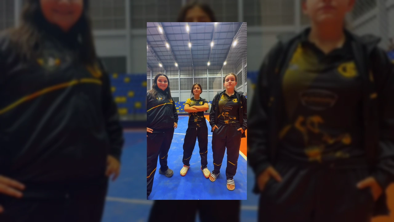Jovens atletas e autoridades na cerimônia de abertura dos Jogos Escolares em Sorriso. Créditos: Instagram @secelmt