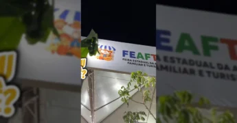 Suely Tocantins, empreendedora de massas artesanais, ao lado de sua banca na feira em Cáceres, exibindo produtos embalados. Créditos: seafmt/Instagram