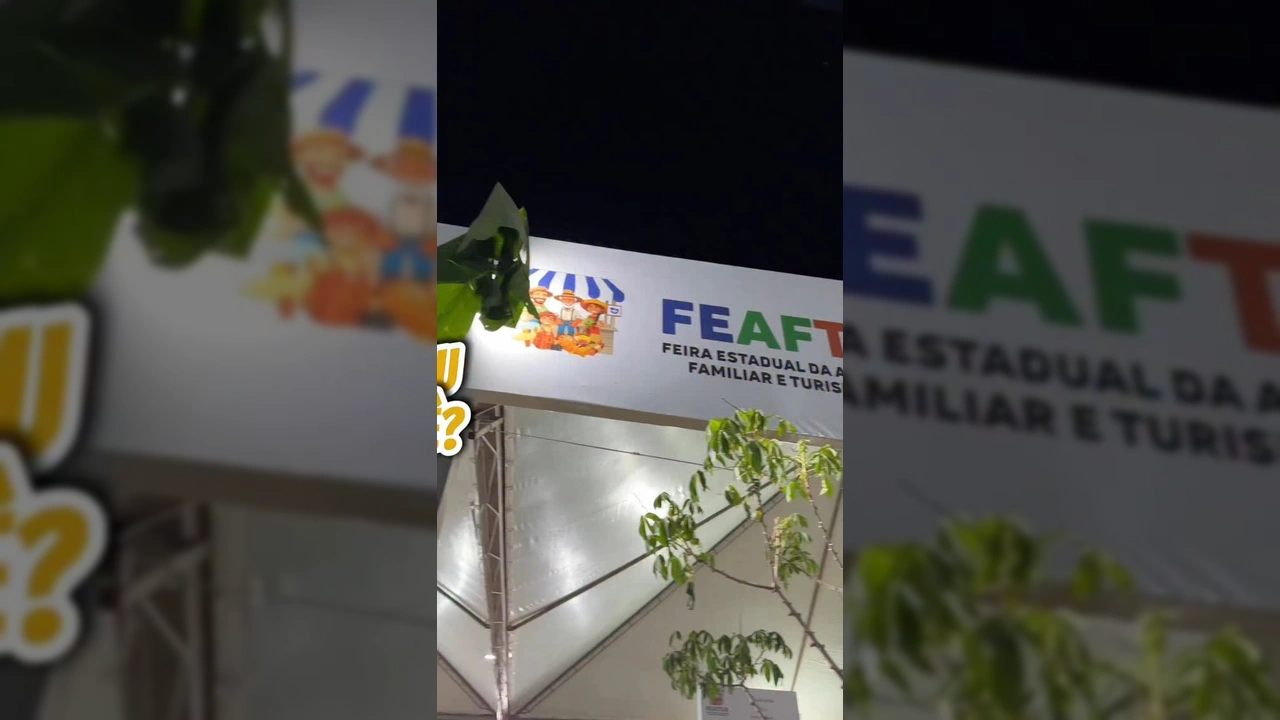 Suely Tocantins, empreendedora de massas artesanais, ao lado de sua banca na feira em Cáceres, exibindo produtos embalados. Créditos: seafmt/Instagram