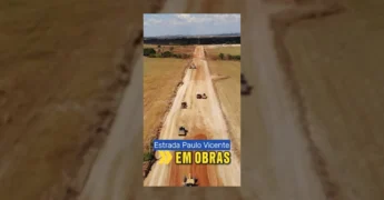 Imagens aéreas e em solo de máquinas trabalhando na pavimentação da Estrada Paulo Vicente em Terra Nova do Norte, MT. Crédito: Assecom/Terra Nova do Norte / Instagram @terranovadonorte