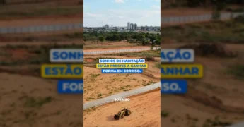 Vista aérea do terreno preparado para o programa habitacional em Sorriso, com maquinário e estruturas ao fundo, conforme Prefeitura de Sorriso / Instagram
