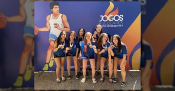 Atletas do time de basquete feminino de Pedra Preta comemorando com o troféu e medalhas em Sorriso, Mato Grosso. Créditos: Prefeitura de Pedra Preta-MT / Instagram.