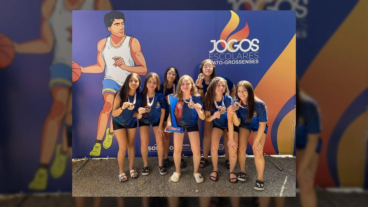 Atletas do time de basquete feminino de Pedra Preta comemorando com o troféu e medalhas em Sorriso, Mato Grosso. Créditos: Prefeitura de Pedra Preta-MT / Instagram.