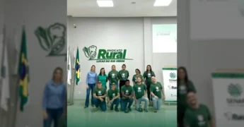 Imagem de um grupo de pessoas em sala de aula com a logo do Sindicato Rural Lucas do Rio Verde. Créditos: Sindicato Rural de Lucas do Rio Verde / Instagram.