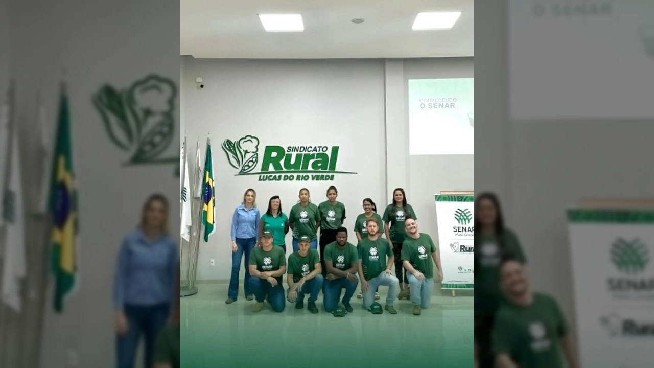 Imagem de um grupo de pessoas em sala de aula com a logo do Sindicato Rural Lucas do Rio Verde. Créditos: Sindicato Rural de Lucas do Rio Verde / Instagram.