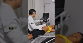 Dr. Fábio realizando exame de ultrassonografia em criança no Ambulatório Municipal de Vera, Prefeitura Municipal de Vera.
