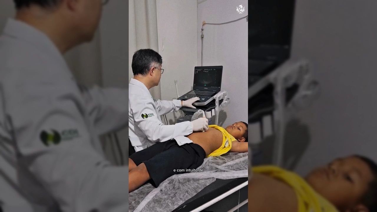 Dr. Fábio realizando exame de ultrassonografia em criança no Ambulatório Municipal de Vera, Prefeitura Municipal de Vera.
