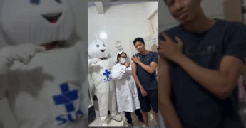 Pessoas recebendo atendimento na USF Cristo Rei em Várzea Grande. Créditos: Prefeitura de Várzea Grande MT / Instagram.