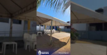 Imagem da Van Rosa, veículo de apoio à mulher, estacionada na UBS Central de Matupá, com pessoas em frente à tenda. Crédito: Prefeitura Municipal de Matupá / Instagram.