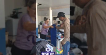 Pessoas escolhendo roupas durante o Varal Solidário em Santa Rita do Trivelato. Créditos: prefeiturasantaritadotrivelato / Instagram.