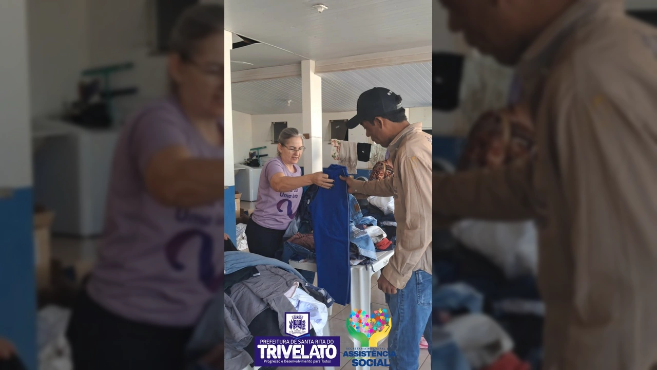 Pessoas escolhendo roupas durante o Varal Solidário em Santa Rita do Trivelato. Créditos: prefeiturasantaritadotrivelato / Instagram.