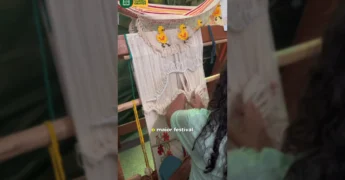 Homem no stand da Prefeitura de Várzea Grande no FIPe, com artesanato e banners de pesca esportiva. Crédito: Prefeitura de Várzea Grande / Instagram