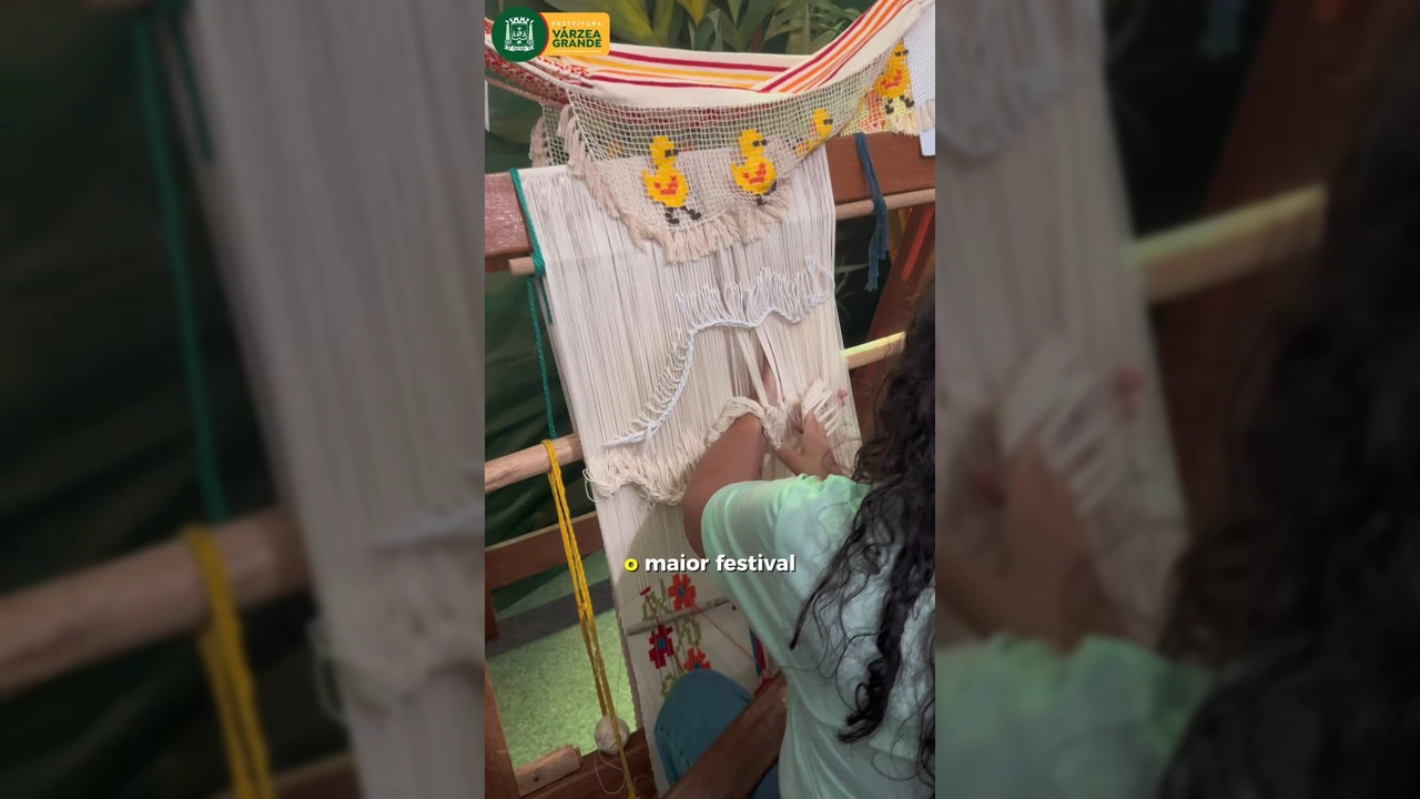 Homem no stand da Prefeitura de Várzea Grande no FIPe, com artesanato e banners de pesca esportiva. Crédito: Prefeitura de Várzea Grande / Instagram