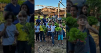 Alunos de Marcelândia aprendendo sobre hidroponia e empreendedorismo. Créditos: Prefeitura de Marcelândia / Instagram.