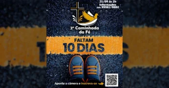 Pés de uma pessoa em uma estrada de asfalto com marcação amarela, acompanhados do logo da 2ª Caminhada da Fé e informações importantes do evento, por @caminhadadafesinop.