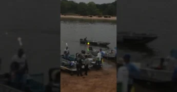 Barcos e pescadores no Rio Araguaia durante o 4º Festival de Pesca de Araguaiana-MT, promovido por festivalaraguaiana2025 no Instagram.