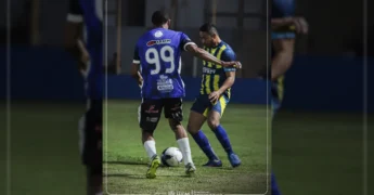 Jogadores em campo durante a abertura do Campeonato Municipal de Futebol Amador 2025 em Lucas do Rio Verde. Crédito: Secretaria de Esporte e Lazer de Lucas do Rio Verde / Instagram.
