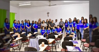 Grupo de alunos e autoridades na cerimônia de abertura do curso em Nova Olímpia. Créditos: Prefeitura de Nova Olímpia / Instagram.