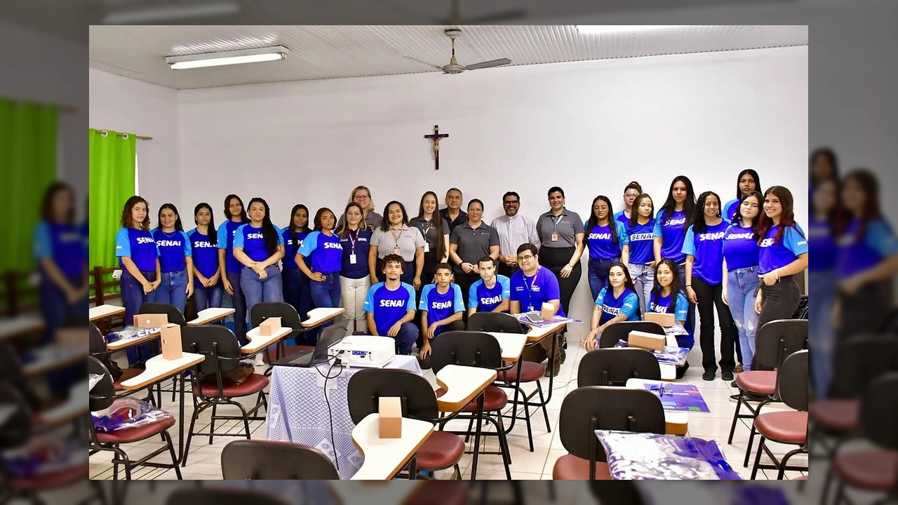 Grupo de alunos e autoridades na cerimônia de abertura do curso em Nova Olímpia. Créditos: Prefeitura de Nova Olímpia / Instagram.