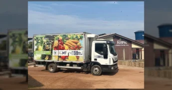 Caminhão refrigerado da AGRIPAC em Peixoto de Azevedo, com imagens de frutas e legumes, pronto para a entrega de alimentos frescos para as escolas, créditos à Associação Agripac / Instagram.