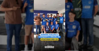 Michael Cruz Araújo, atleta campeão brasileiro Sub-20, ostentando suas medalhas, em imagem do vídeo da Prefeitura de Sorriso no Instagram.